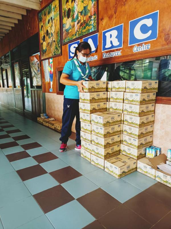 จิตอาสา ช่วยยกนมให้นักเรียน