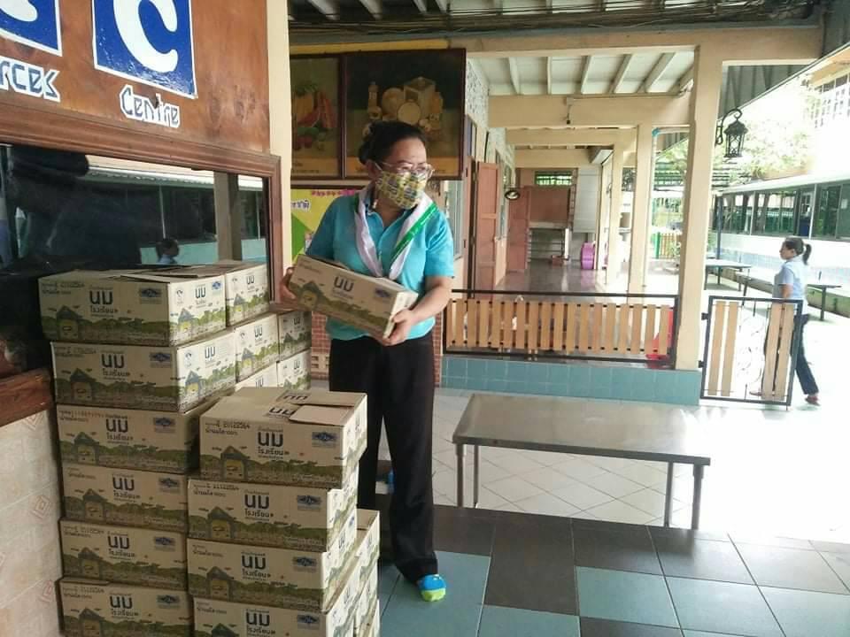 ช่วยบริการแจกนมโรงเรียน