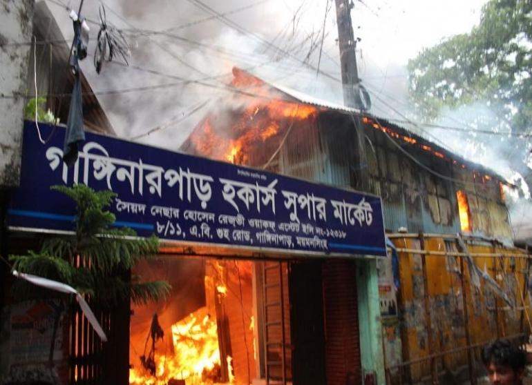 ময়মনসিংহের হকার্স মার্কেটের অগ্নিকন্ডে আগুন নেভানোর কাজে অংশগ্রহণ।