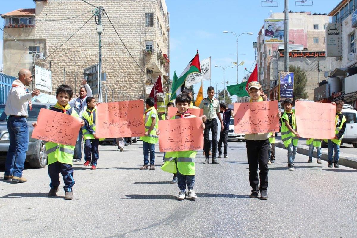 مفوضية كشافة محافظة الخليل تنظم مسيرا كشفياً احتفالاً بذكرى الإسراء والمعراج، وتناصر قضية الأسرى