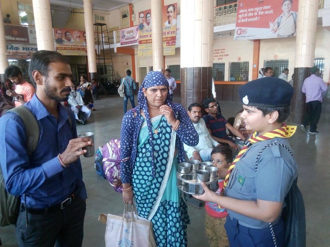 500 लीटर ठंडा पानी रोज पिला रहे स्काउट गाइड