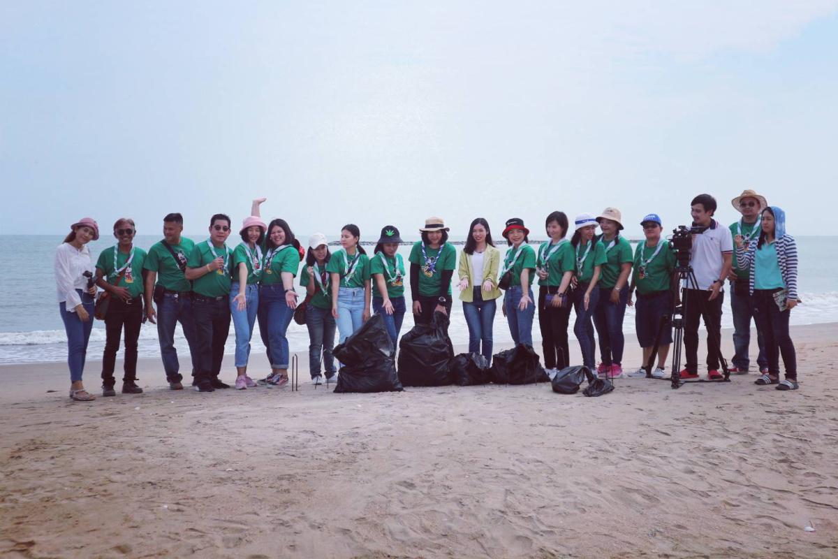 การอนุรักษ์สิ่งแวดล้อมเก็บขยะริมชายหาด