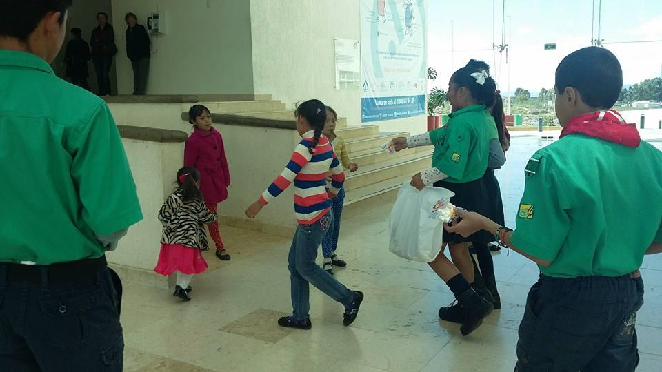 JUGANDO EN LA SALA DE ESPERA DEL HOSPITAL