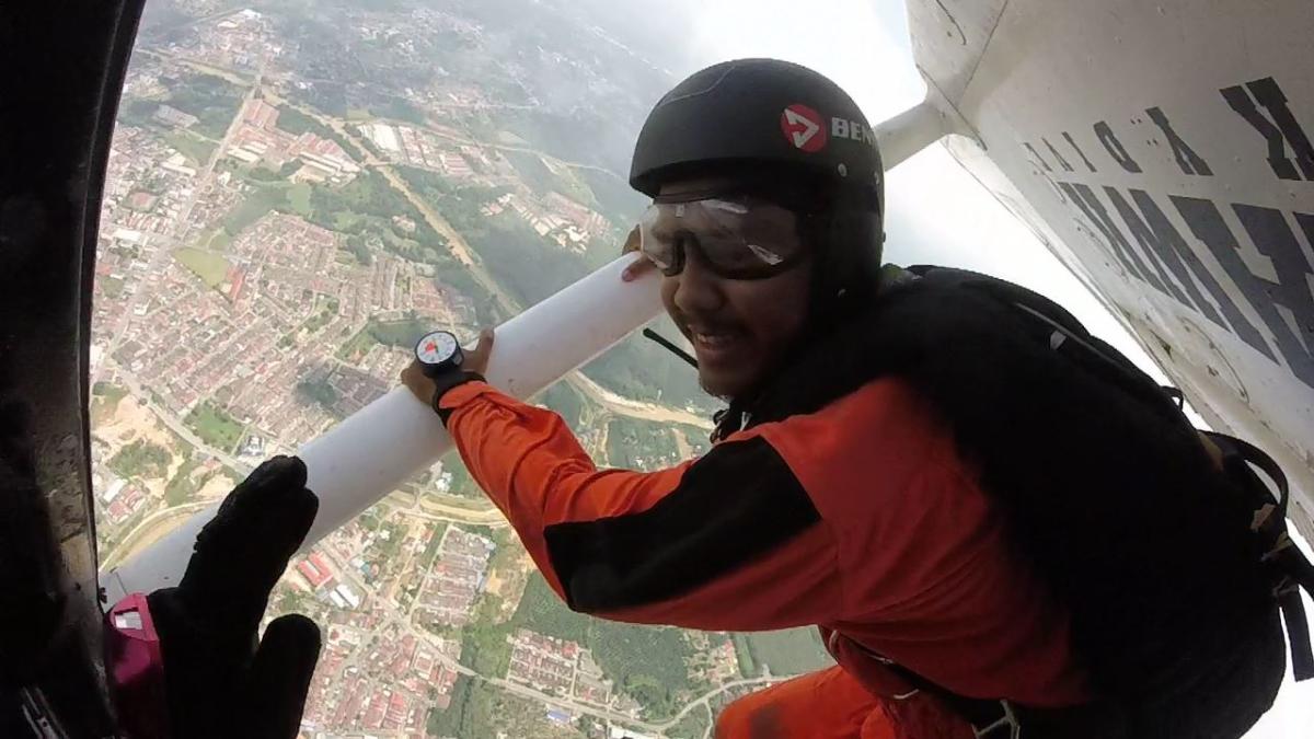 Ooops..terterjun dari kapal terbang 