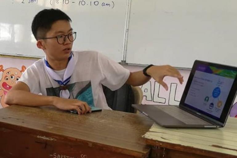 Sharing Messenger of Peace information to Tebrau Scout