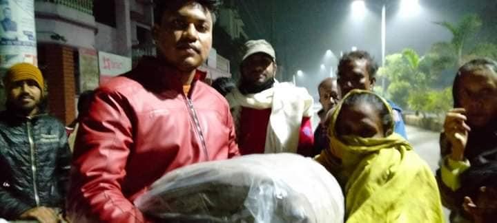 বাংলাদেশ স্কাউটস সদস্যদের সম্মিলিত উদ্যোগে যশোর শহরের শীতার্ত অসহায় মানুষের মাঝে কম্বল বিতরণ করা হয়। কম্বল দিয়ে সহযোগিতা করেছেন যশোর পুলিশ সুপার "জনাব মোহাম্মদ আশরাফ হোসেন"(পিপিএম) 