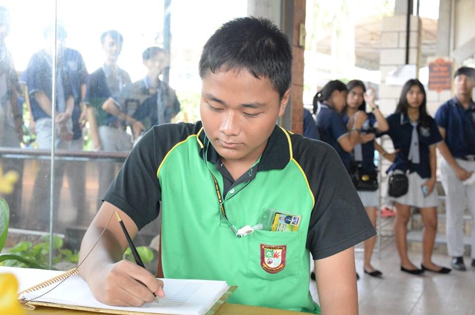 ลงนามถวายพระพรชัยมงคล