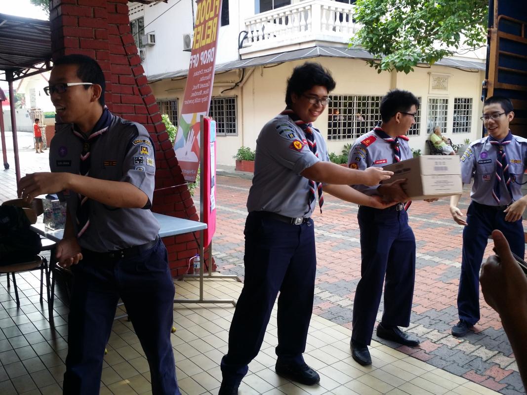AID AND SERVICE FOR FLOOD VICTIM AT EAST COAST MALAYSIA By H Petaling Rover Crew