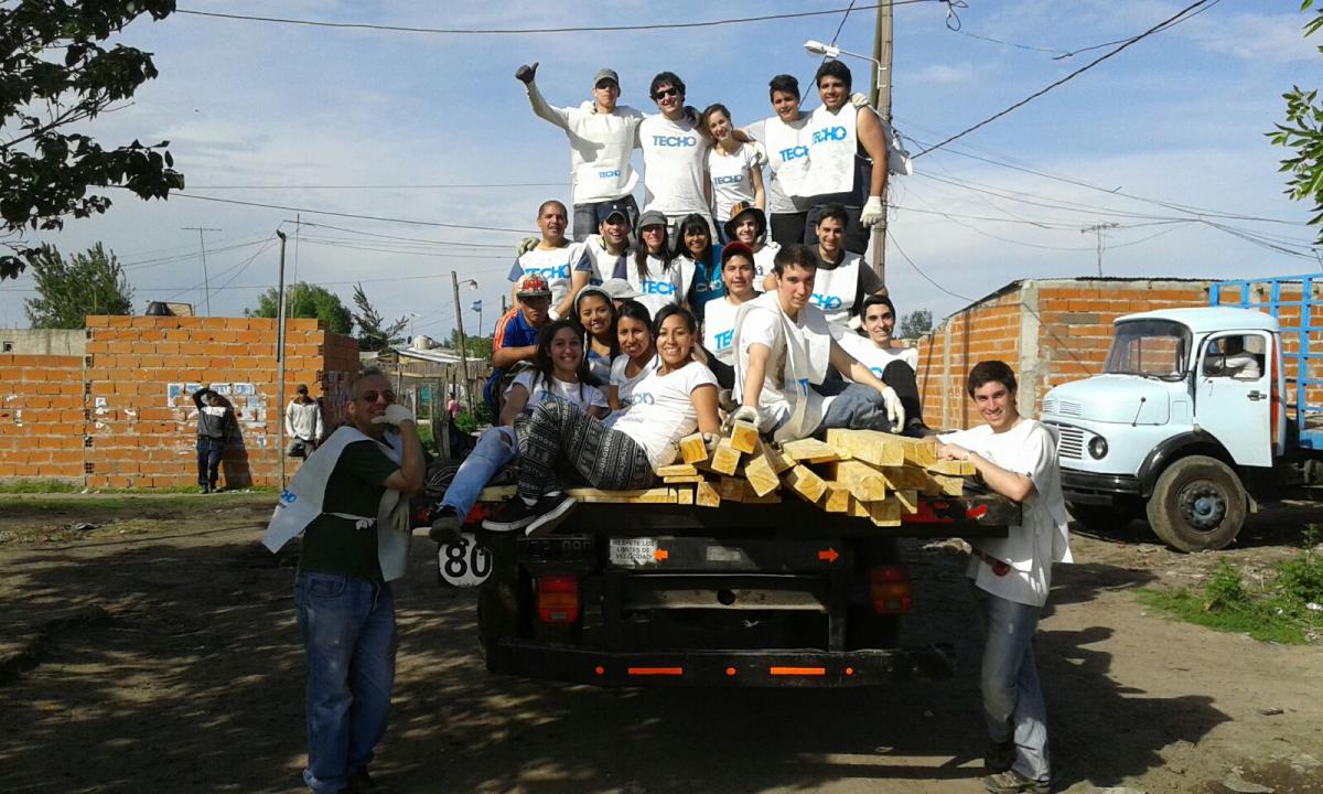 Trabajo conjunto entre Rovers Distrito Nº 5 Zona N: º9 y Asociación Civil Un Techo para mi País (Argentina)