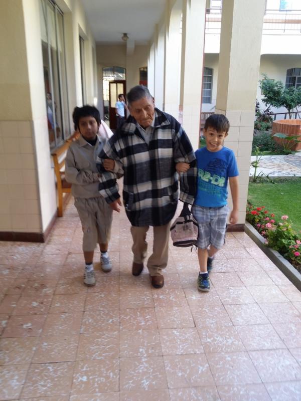 UNA SONRISA PARA NUESTROS ABUELITOS.
