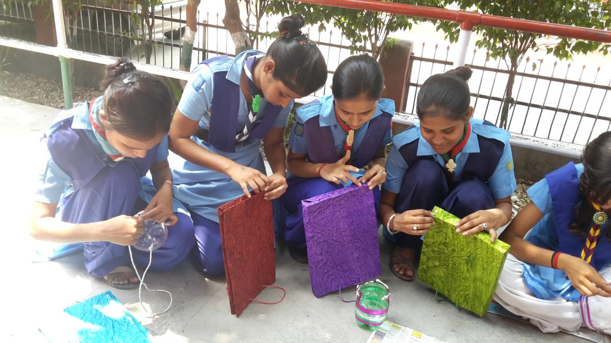 Making a paper beg and birds house 