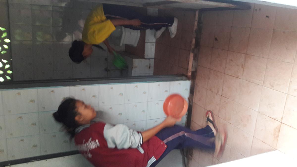ล้างห้องน้ำของโรงเรียน
