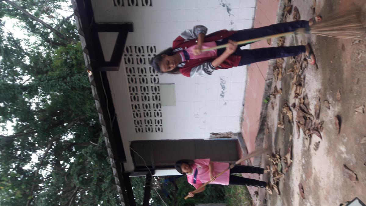 กวาดถนนโรงเรียน