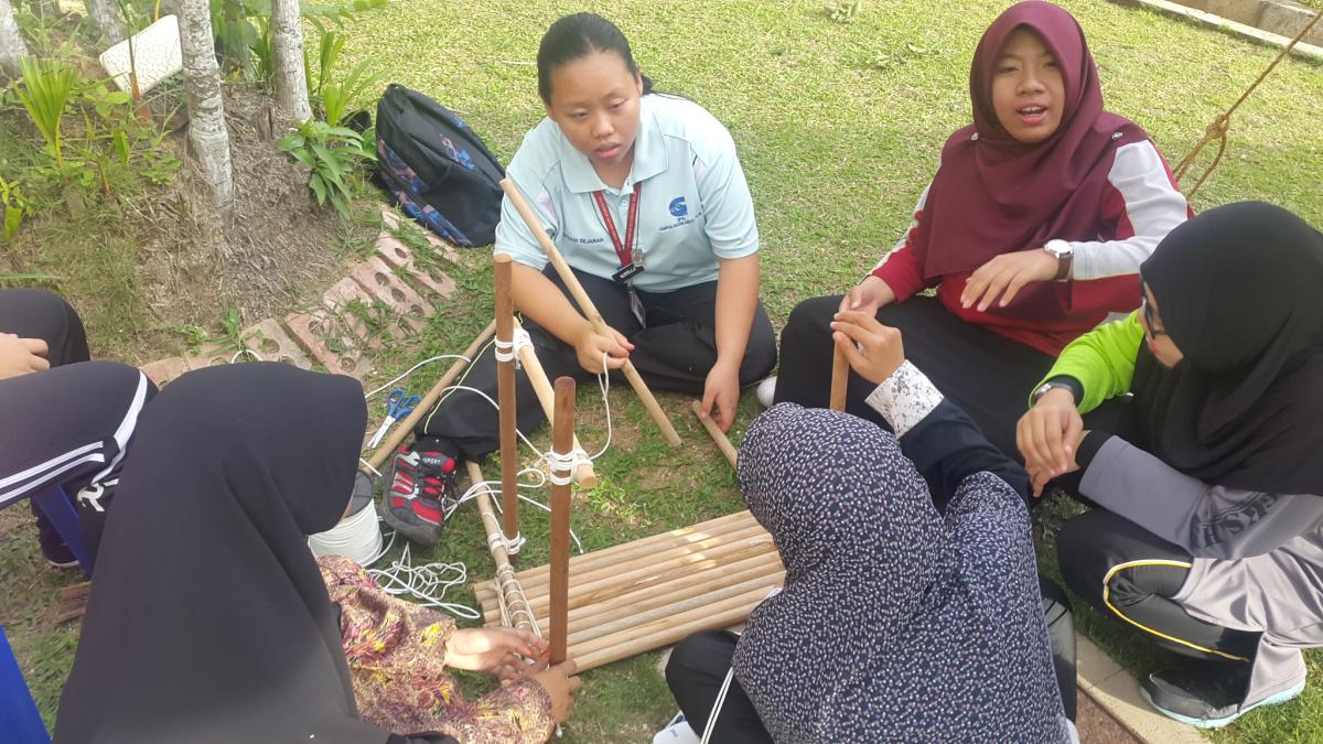 Persiapan tempat pengakap untuk Pameran Karnival Bahasa