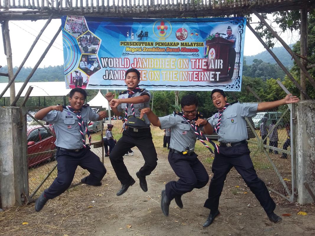 Bertugas semasa Jamboree on the Air / Jamboree on the Internet 2016 di Kem Pengakap Bukit Putus, Negeri Sembilan