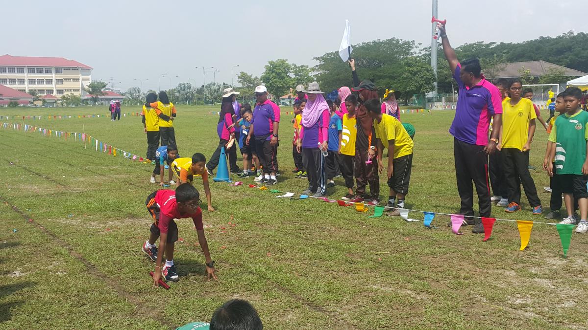 Membatu mejayakan hari sukan