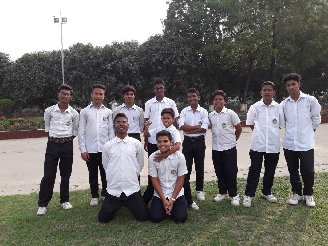 স্বেচ্ছাসেবক হিসেবে দায়িত্ব পালন