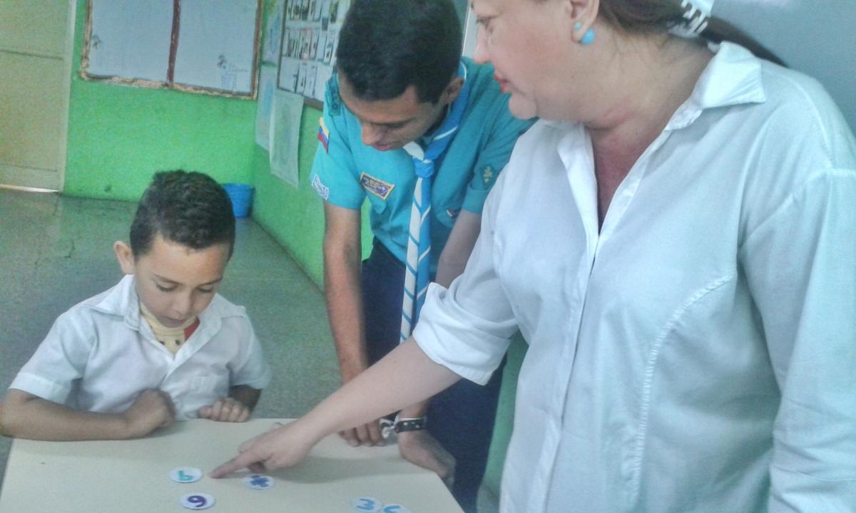 Materiales educativos reciclables en escuelas de bajos recursos en Venezuela.