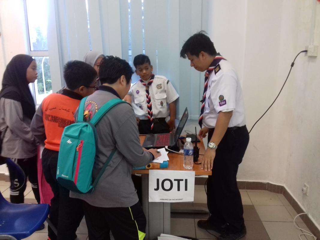 PENGAKAP LABUAN SERTAI JAMBORI DUNIA DI UDARA (JOTA) KE-61 & DI INTERNET (JOTI) KE-21