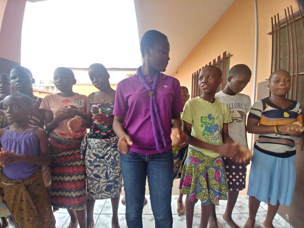 Célébrer les enfants avec 1 foulard et 1 sourire