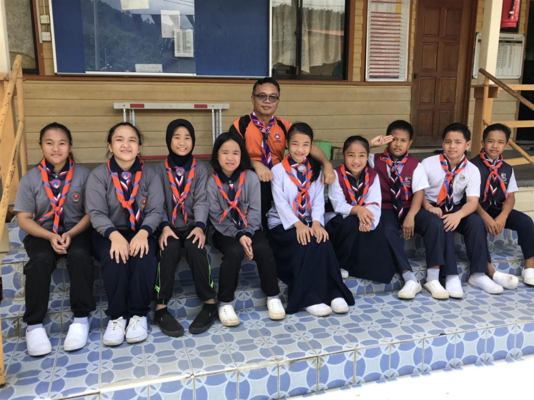Celebrating World Scout Scarf Day 2018 with the newborn Cubs @ SK Sungai Api
