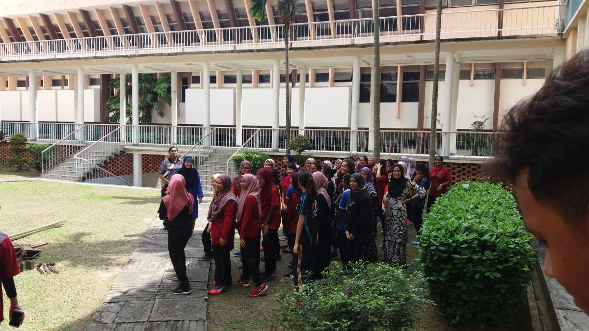 Latihan Memasang Khemah