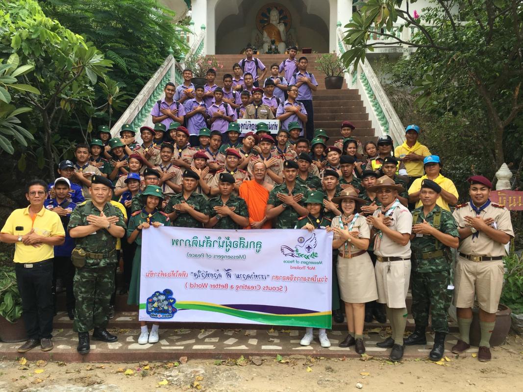 Volunteers celebrate Big Cleaning day Project.