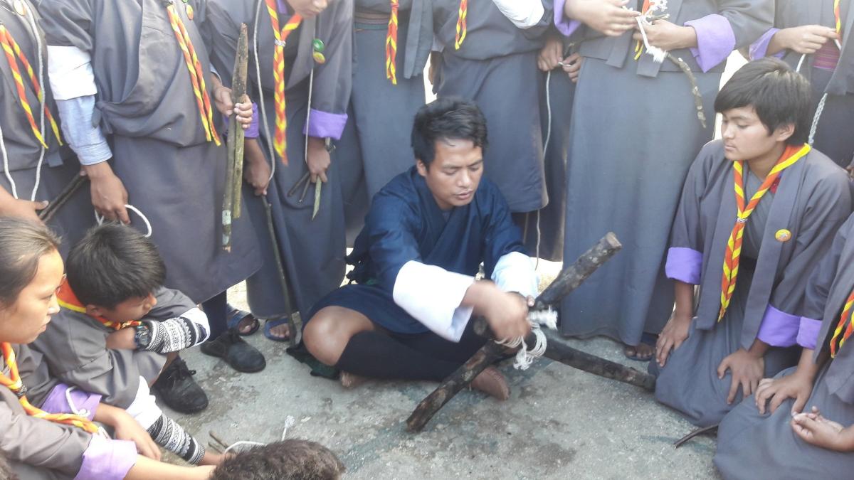 Teaching Poineering works to my Nazhoen Scout members.