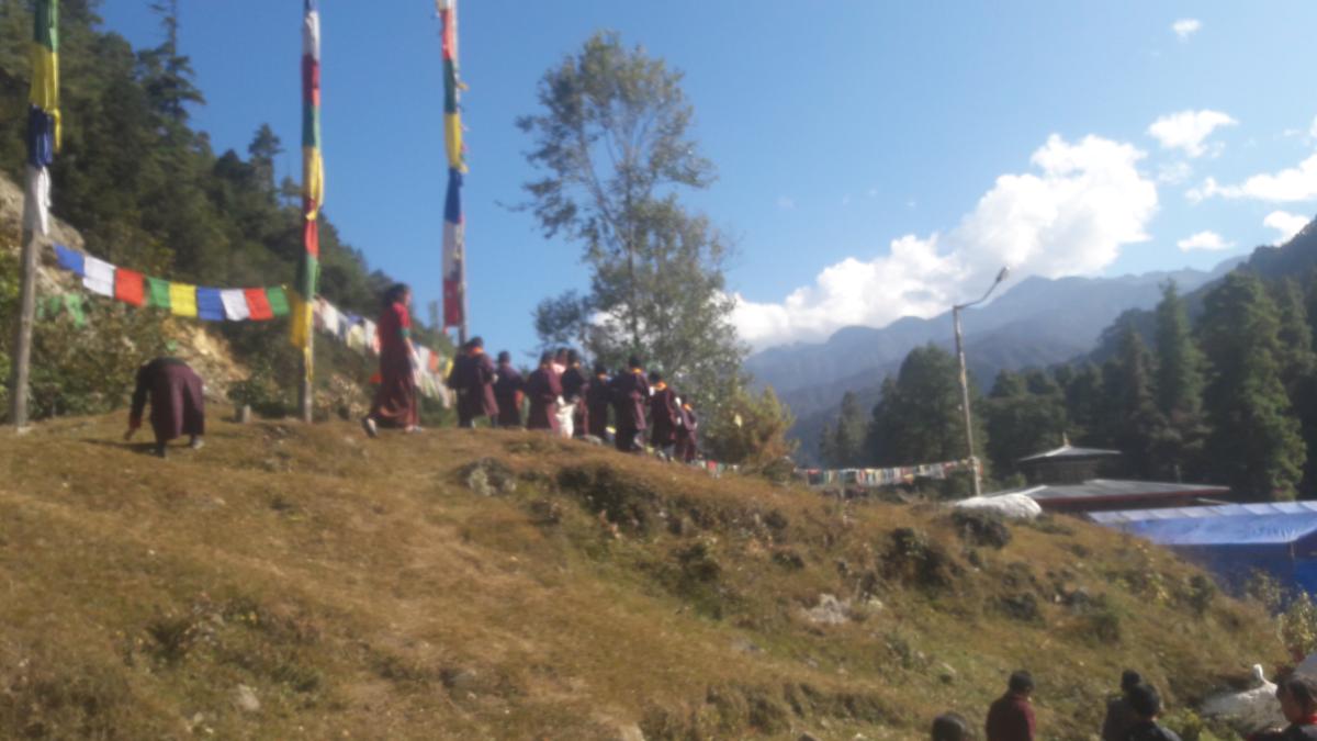Hoisting prayer flag (lhadar)