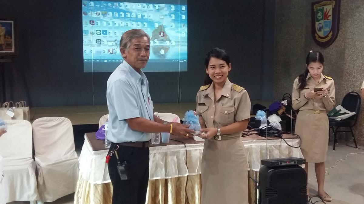 มอบของที่ระลึกจากทางโรงเรียน