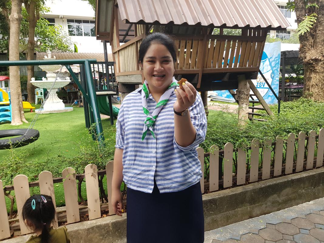 เก็บขยะ เศษใบไม้ บริเวณโรงเรียน