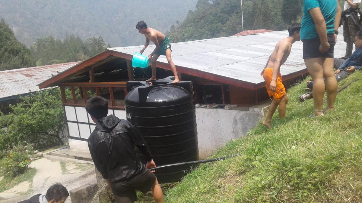Cleaning the water tank 