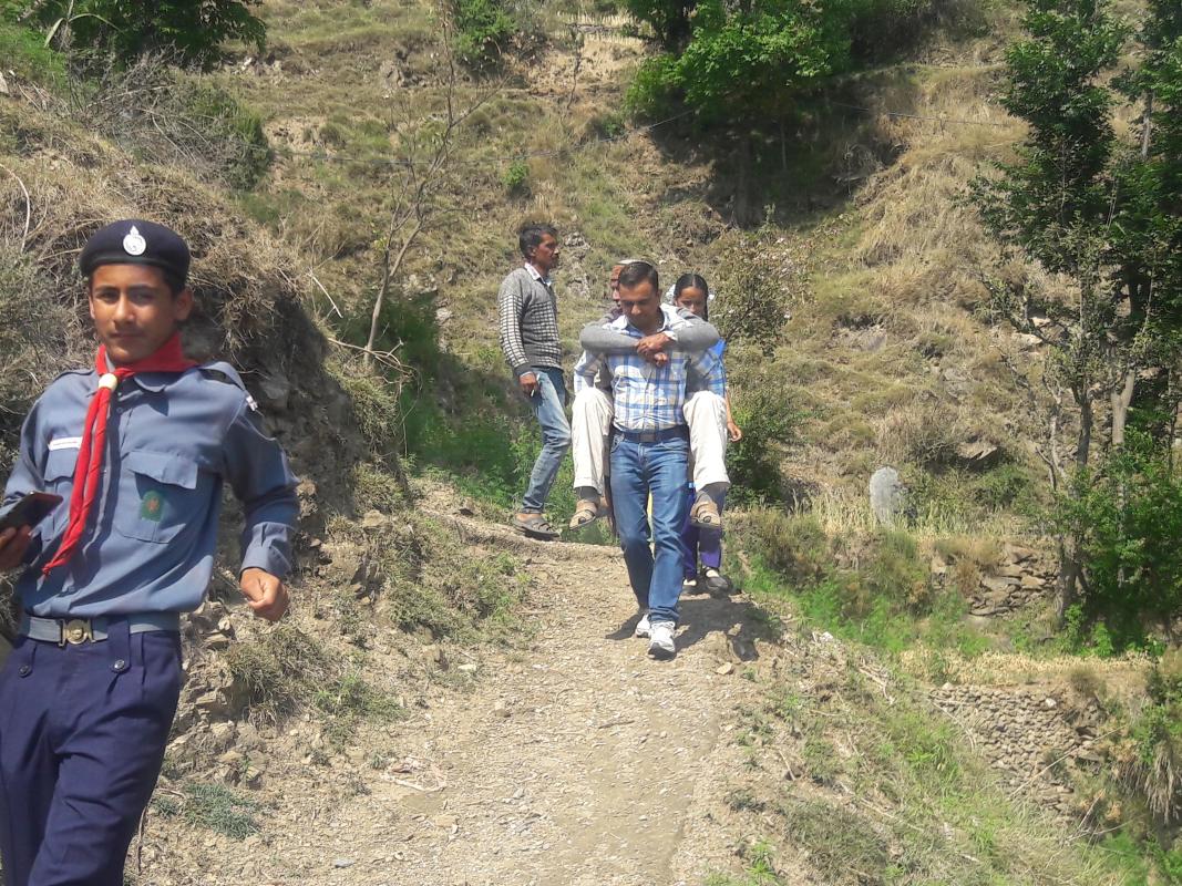 लोकसभा चुनाव में दिव्यांग व वरिष्ठ नेतानागरिक को मतदान हेतू पीठ व पालकी पर अंकुश ठाकुर व स्काउट एवं गाईड इकाई उठा कर लाए व वापिस ले गए