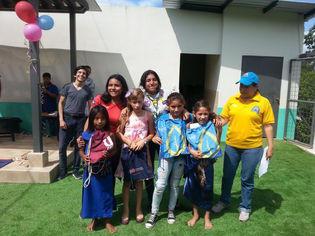 KITS ESCOLARES PARA LOS NIÑOS DE LA COMUNA SHUAR