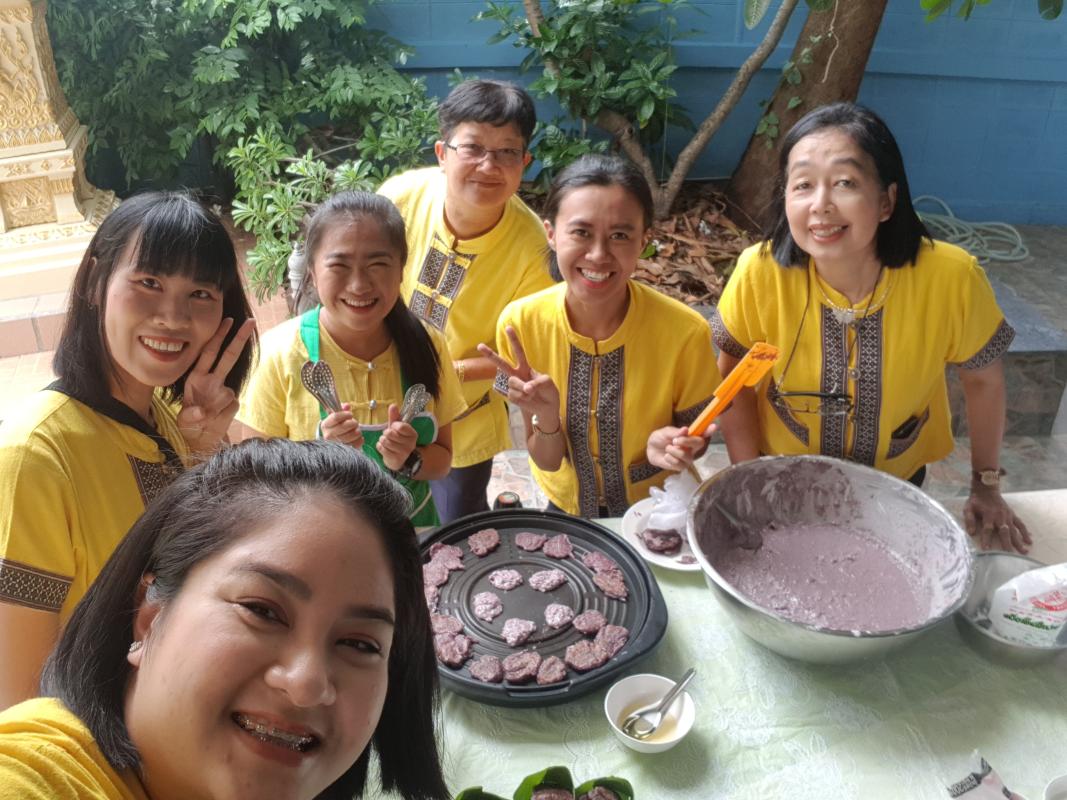 สอนนักเรียนทำขนมไทย