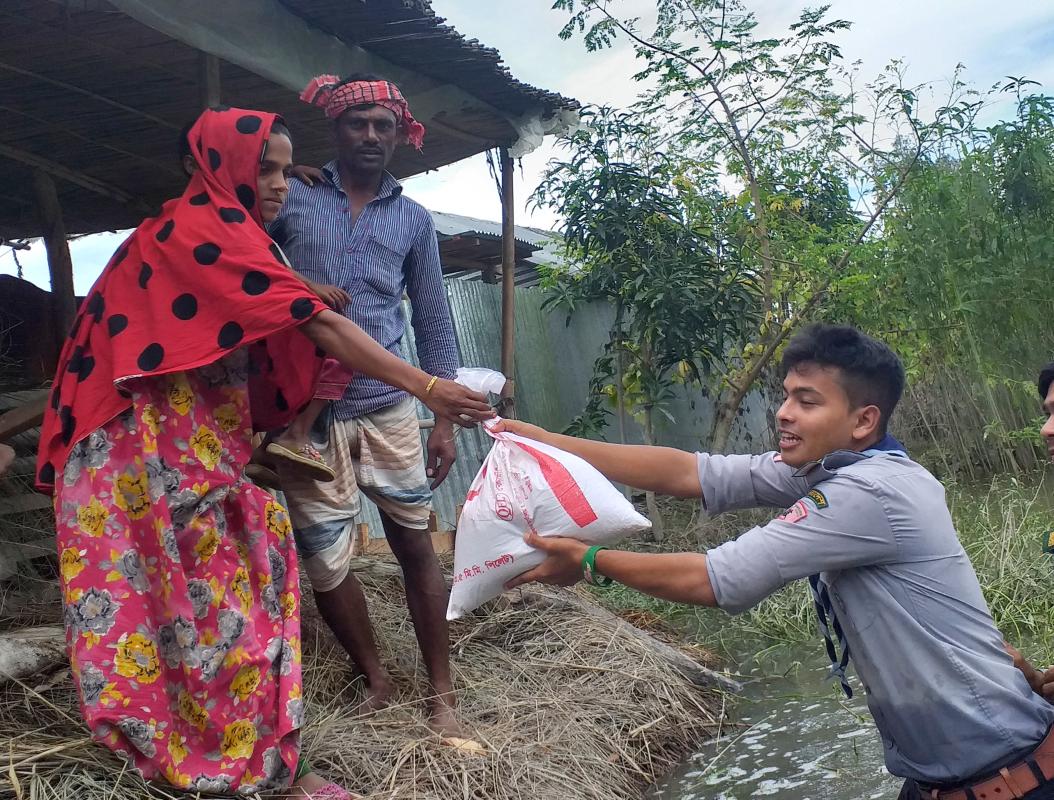 Distribute relief to flood victims 2019. Bangladesh Scouts . MPIRSG