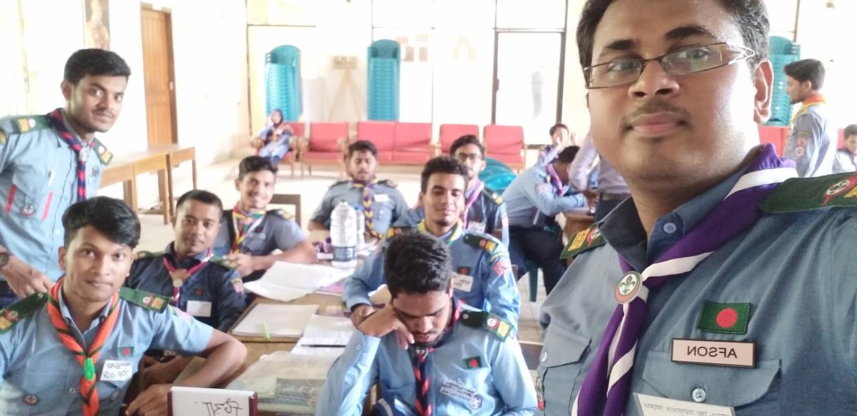 রোভার স্কাউটেরা বেসিক কোর্সের মাধ্যমে বিভিন্ন প্রশিক্ষণ নিয়ে থাকে, যার মাধ্যমে তাদের দক্ষতা বাড়ে। বেসিক কোর্স সম্পন্ন করার পর, রোভারেরা যে কোন স্কুলে ৪ থেকে ৬ মাসের জন্য কাজ করে। 