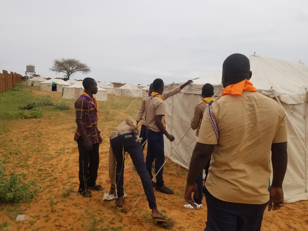 Construction d'un camp pour les victimes d'inondations 