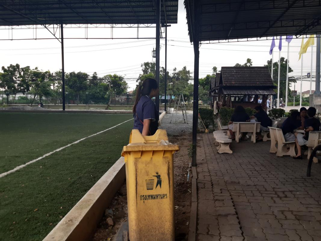 เข็นขยะไปทิ้ง