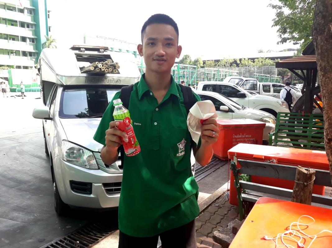 เก็บขยะในโรงเรียน