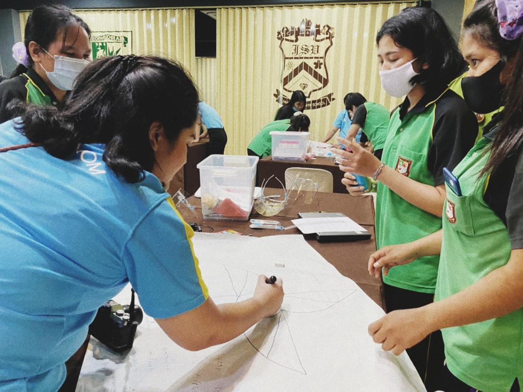 เป็นผู้ช่วยวิทยากรอบรมนักเรียน