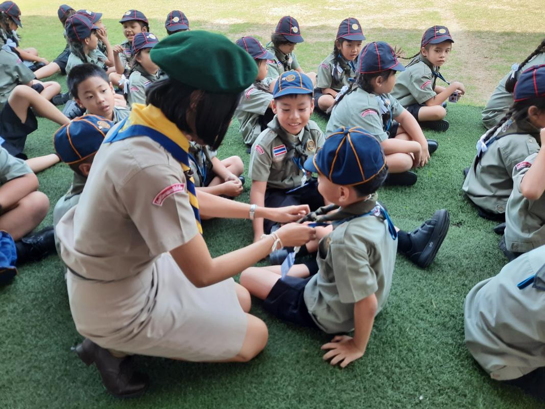 ดูแลการแต่งกายลูกเสือ