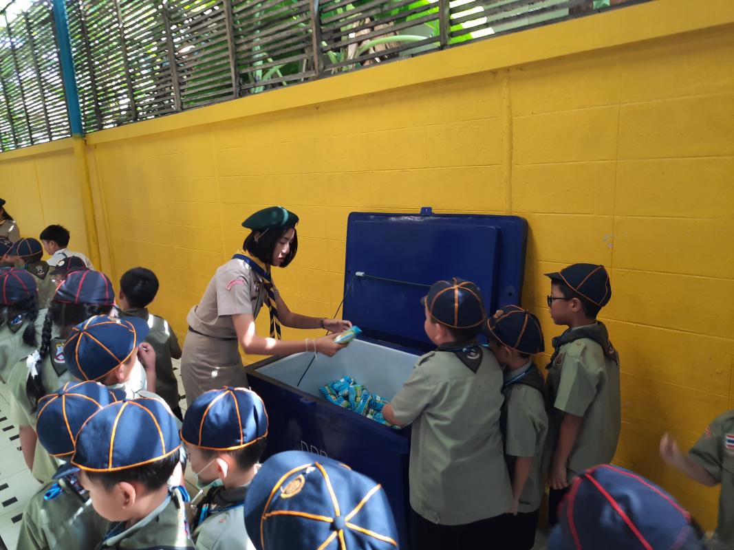 จิตอาสาแจกนม