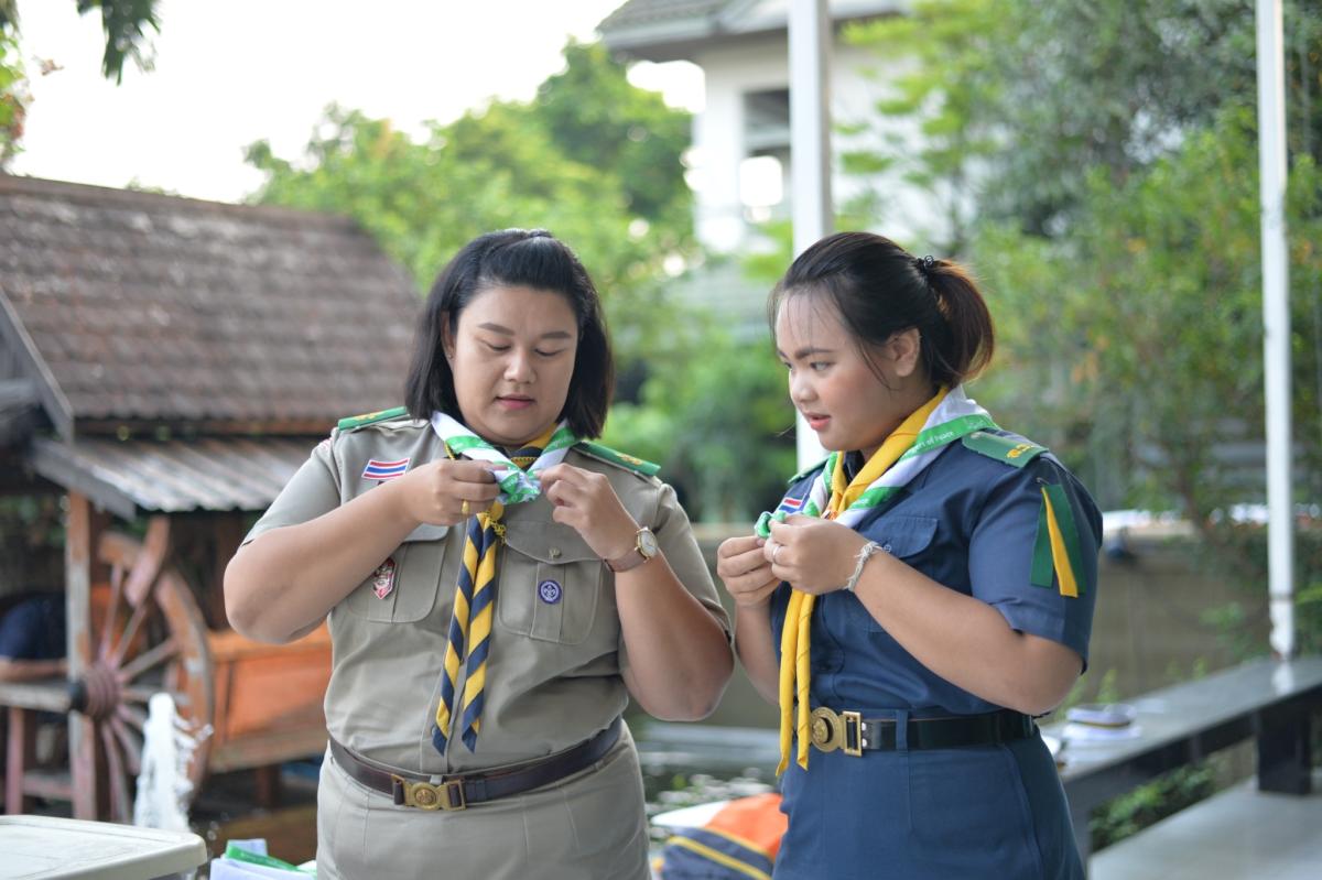 สอนวิธีการผูกผ้าพันคอให้นักเรียน