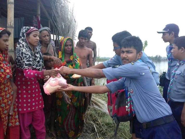 বন্যায় ত্রাণ বিতরণ।