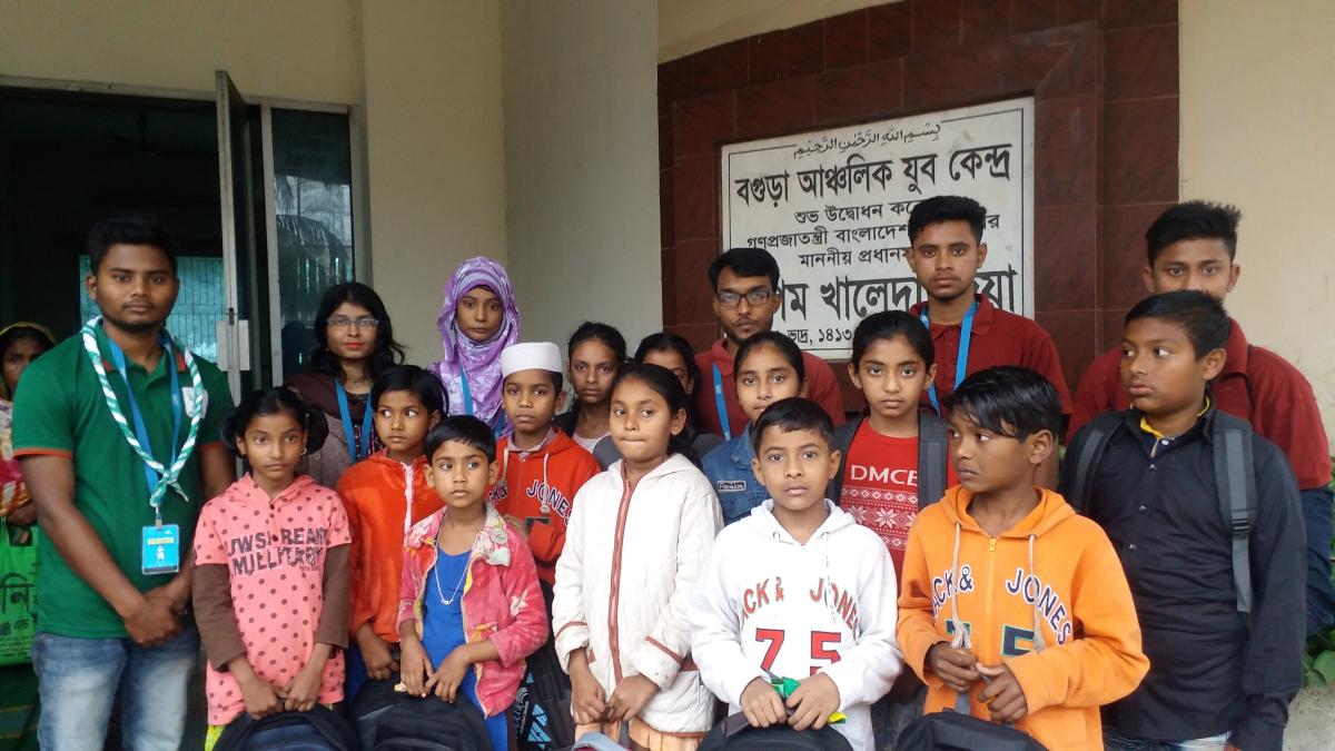 অনাথ শিশুদের মাঝে শিক্ষা উপকরণ বিতরণ 