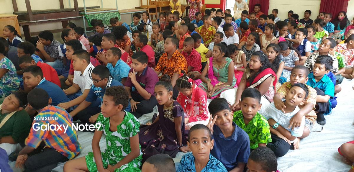 SPREAD PEACE WITH COLORS 