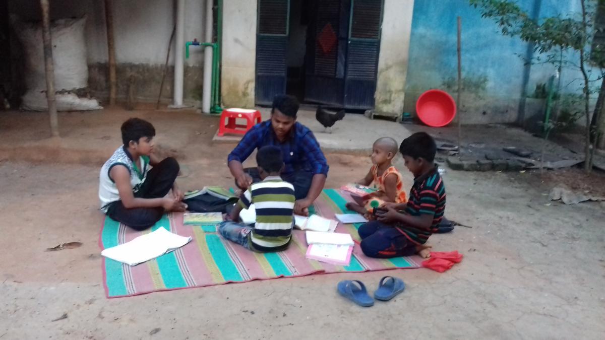 বিনামূল্য তে গরিব শিশুদের শিক্ষাদান 