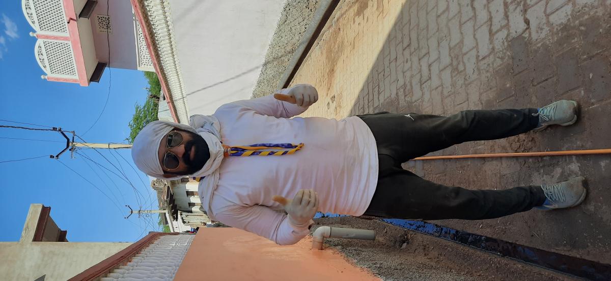 कोरोना महामारी से निपटने के लिये किया गाँव को सेनेटाइज 