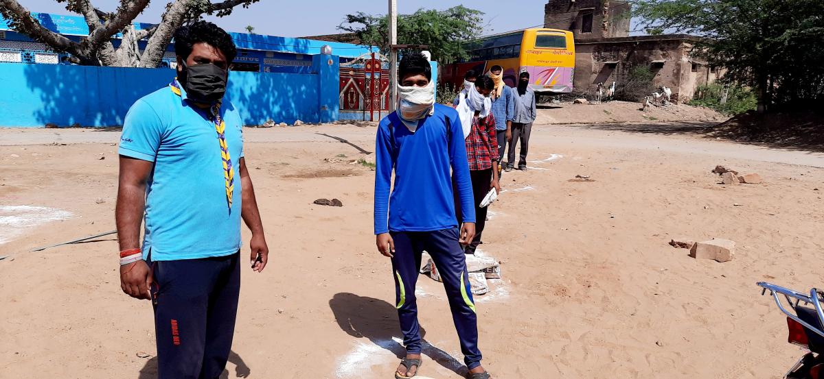 उचित मूल्य की दुकान पर सोशल डिस्टेंस की पालना करवाते हुए । 